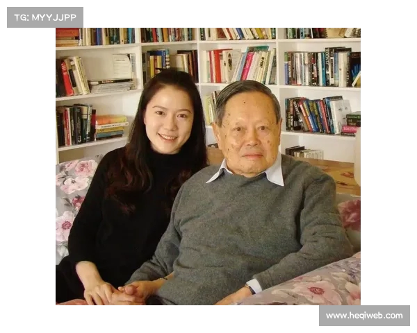 杨振宁与岳母合影留念,翁帆身形变化引关注(杨振宁和翁帆夫妇) 杨振宁与岳母合影留念,翁帆身形变化引关注(杨振宁和翁帆夫妇)